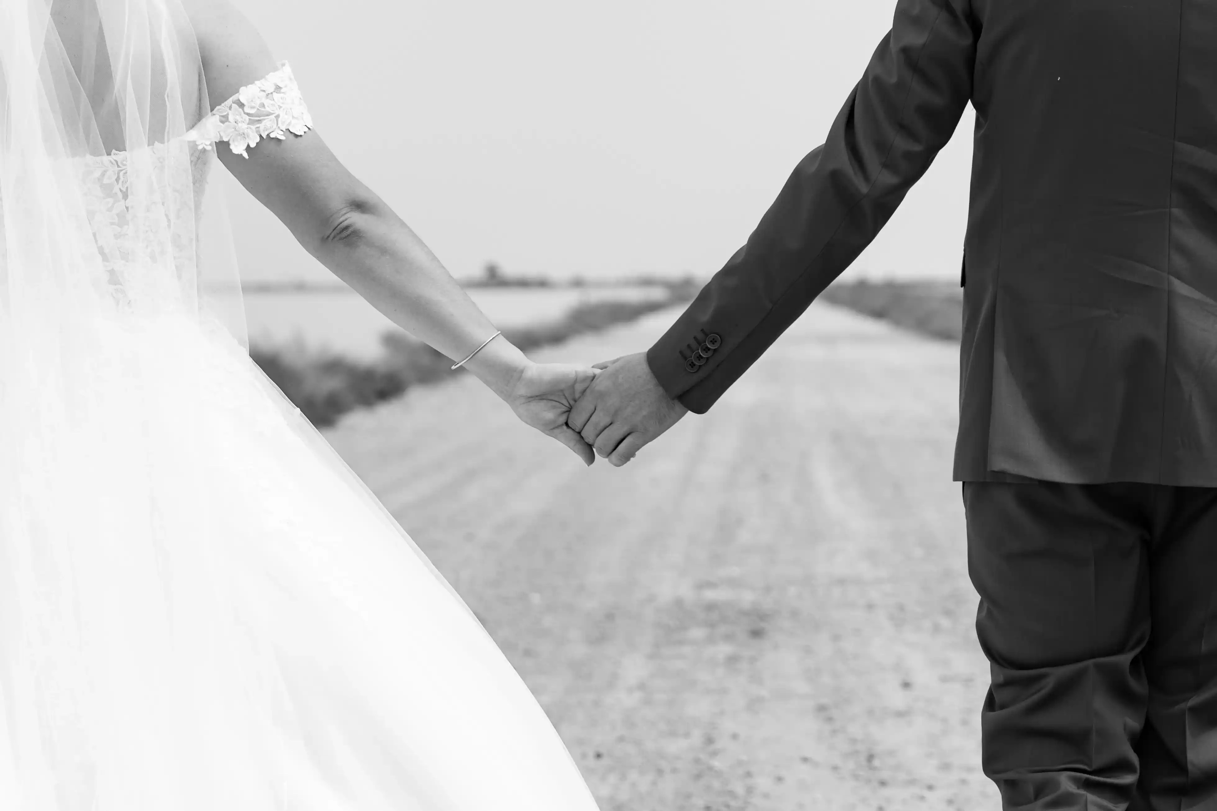 Émilie LARI - Photographe - emiliephotographe83_mariage - 83 - VAR - PACA - Le Beausset - Côtes d’Azur - Provence - Bouches du Rhone - France - Reportage Mariage.
Photographie Aigues-Mortes - Mas du Versadou - Saint Gilles - Gard - Fine art.
