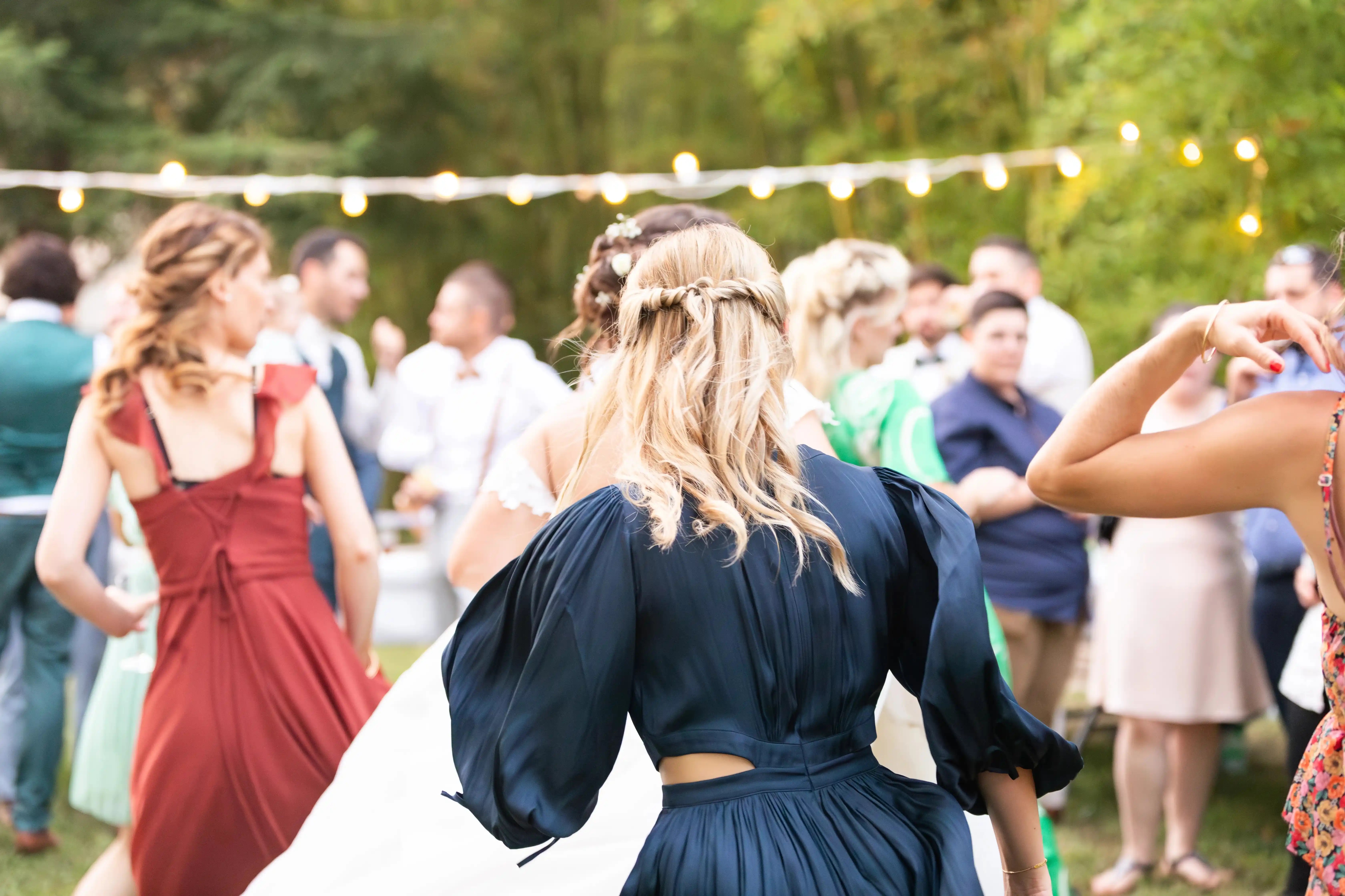 Émilie LARI - Photographe - emiliephotographe83_mariage - 83 - VAR - PACA - Le Beausset - Côtes d’Azur - Provence - Bouches du Rhone - France - Reportage Mariage.
Photographie Aigues-Mortes - Mas du Versadou - Saint Gilles - Gard - Fine art.
Fête - Danse - Amour - Joie - Musique - Ambiance.