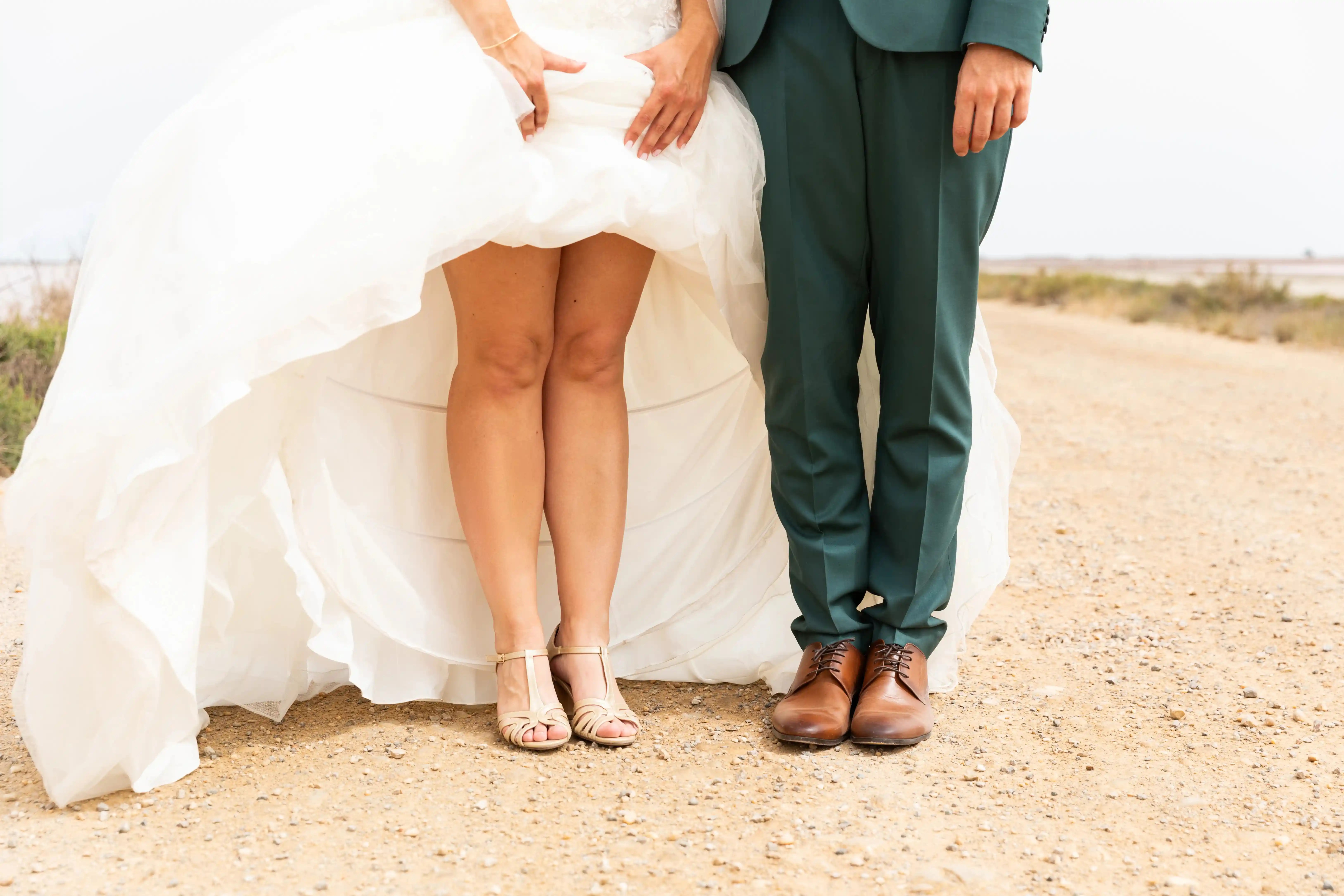 Émilie LARI - Photographe - emiliephotographe83_mariage - 83 - VAR - PACA - Le Beausset - Côtes d’Azur - Provence - Bouches du Rhone - France - Reportage Mariage.
Photographie Aigues-Mortes - Mas du Versadou - Saint Gilles - Gard - Fine art.
Accessoires - Chaussures élégantes - Robe - Costume - Nœud Papillon