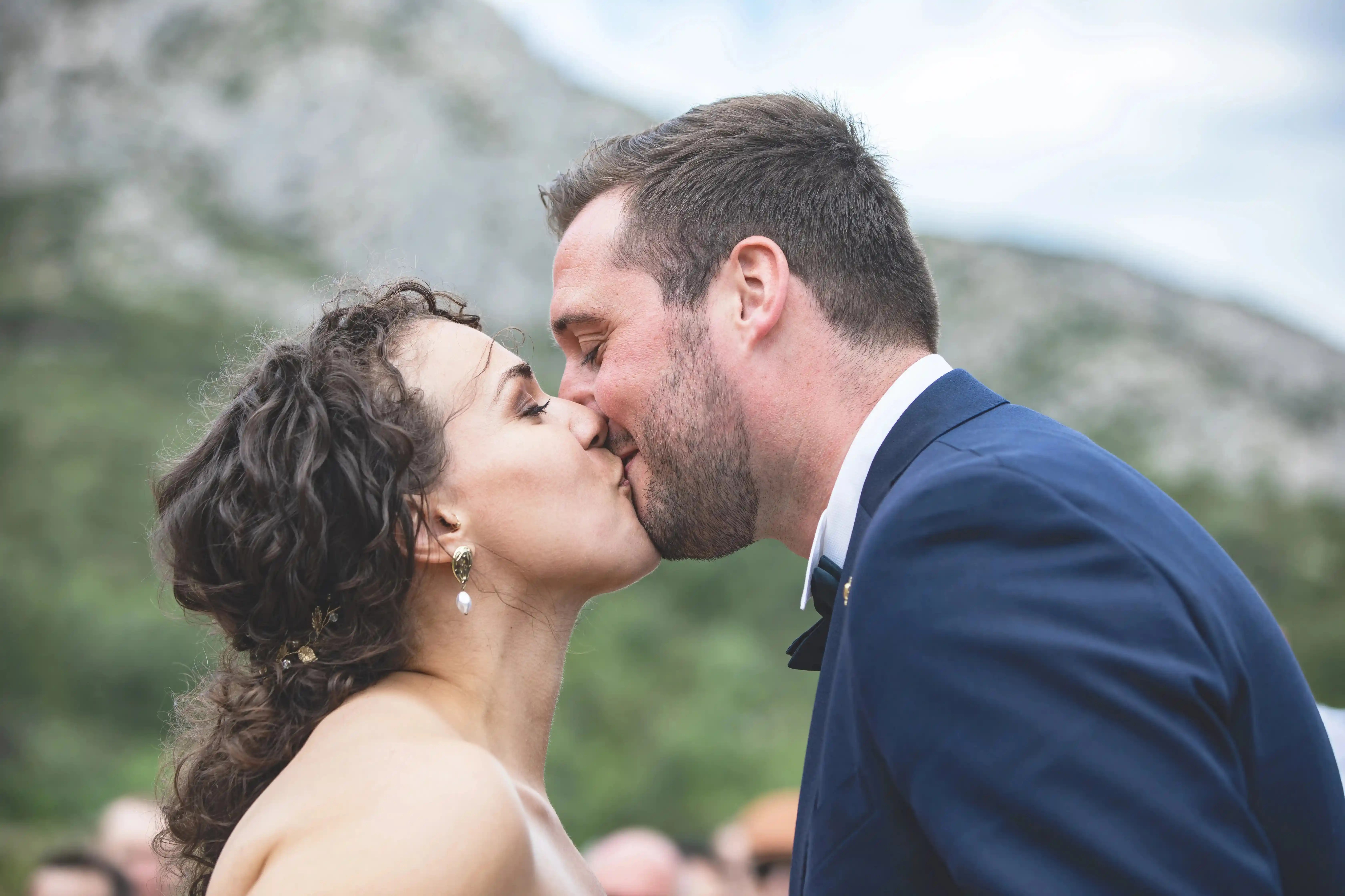 Émilie LARI - Photographe - emiliephotographe83_mariage - 83 - VAR - PACA - Le Beausset - Côtes d’Azur - Provence - Bouches du Rhône - France - Reportage Mariage.
Photographie Sainte Beaume - Domaine de Saint Ser - Puyloubier - Bouches du Rhône - Fine art.

Amour - Baiser - Union - Célébration
