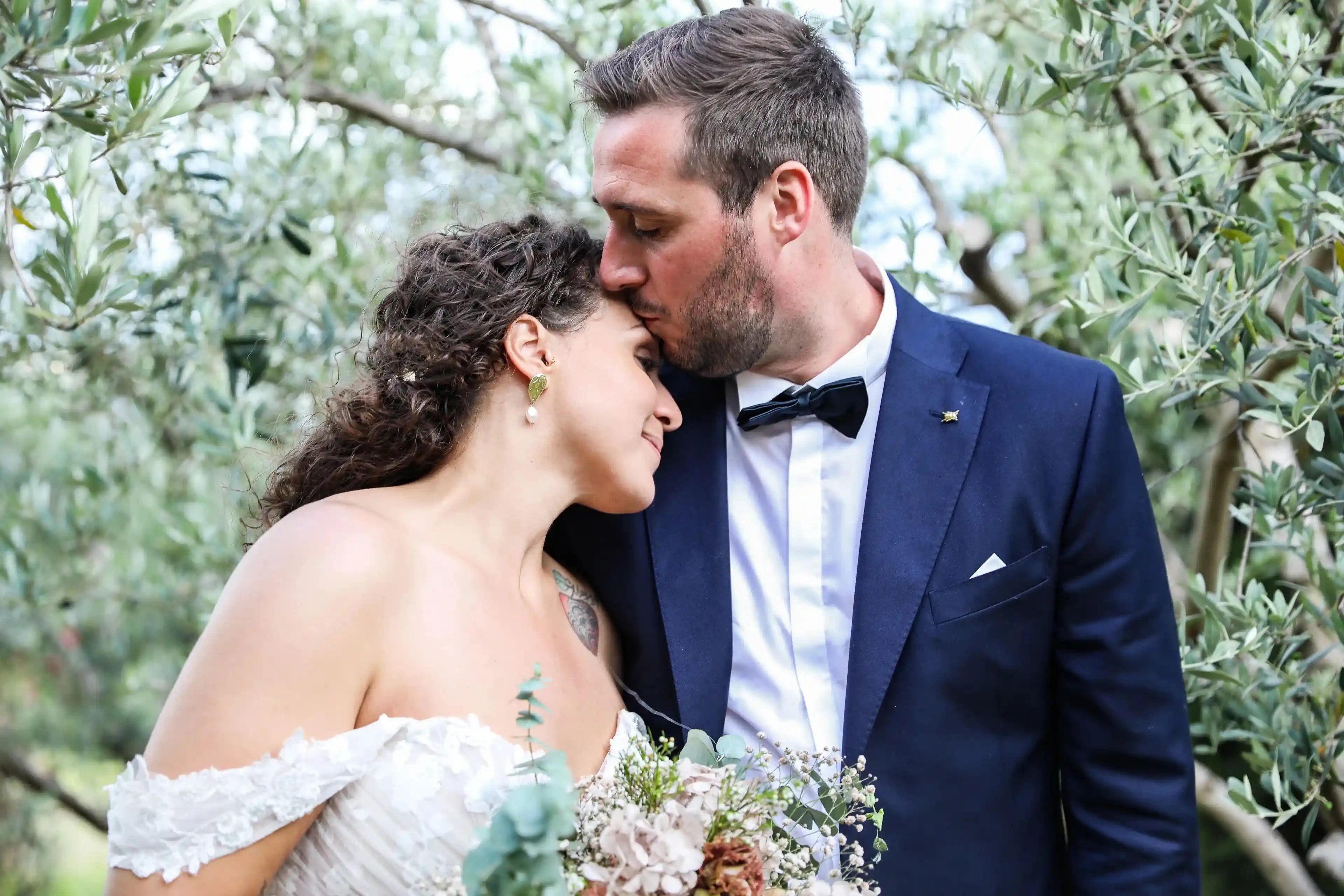 Émilie LARI - Photographe - emiliephotographe83_mariage - 83 - VAR - PACA - Le Beausset - Côtes d’Azur - Provence - Bouches du Rhone - France - Reportage Mariage.
Photographie Sainte Beaume - Domaine de Saint Ser - Puyloubier - Bouches du Rhone - Fine art.
Amour - Tendresse - Union 